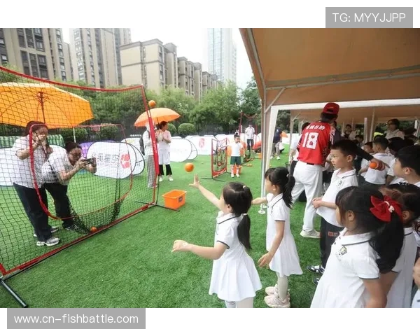 中国垒球协会“快乐垒球”进社区活动走进北京中关村，200余居民体验趣味项目